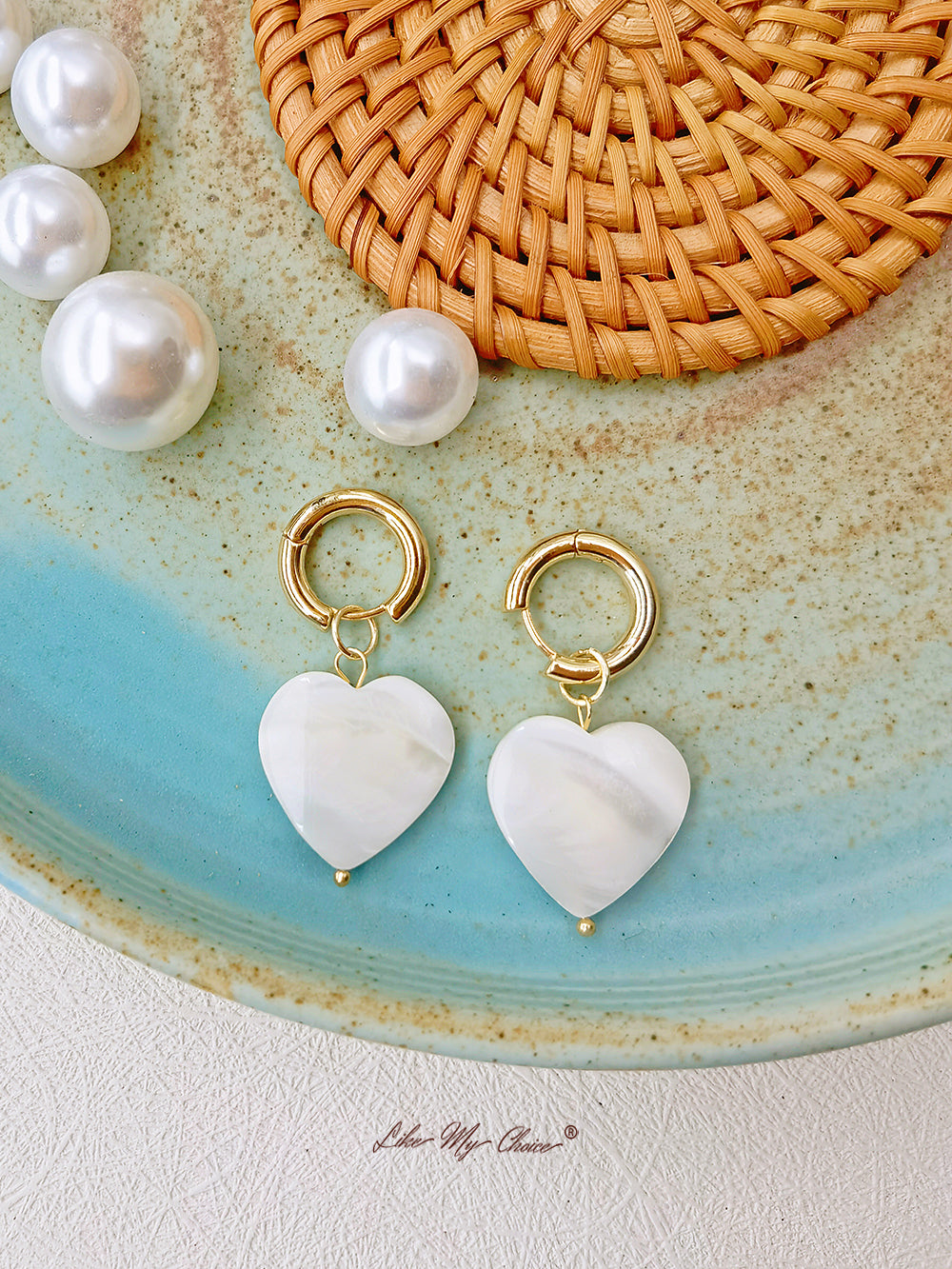 Pendientes vintage en forma de corazón con perlas de agua dulce y piedras preciosas: simples y elegantes