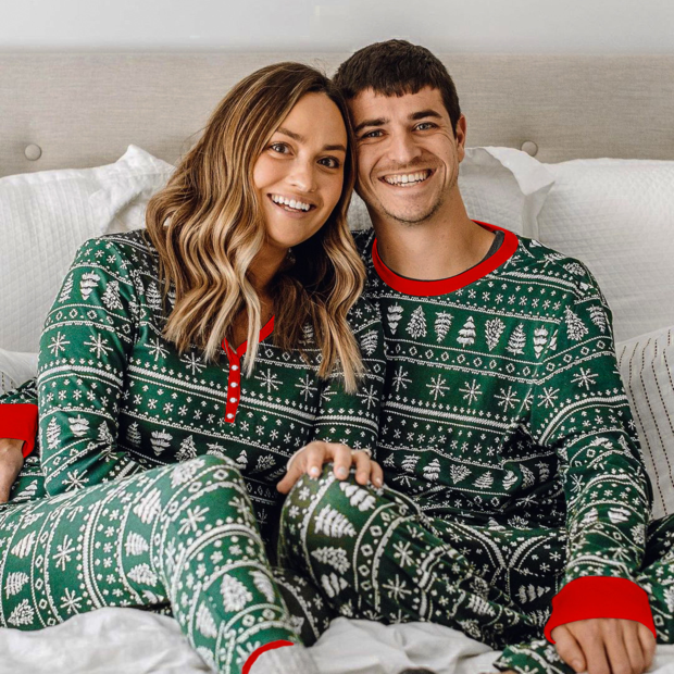 Seturi de pijamale de familie cu modele de brad de Crăciun verde