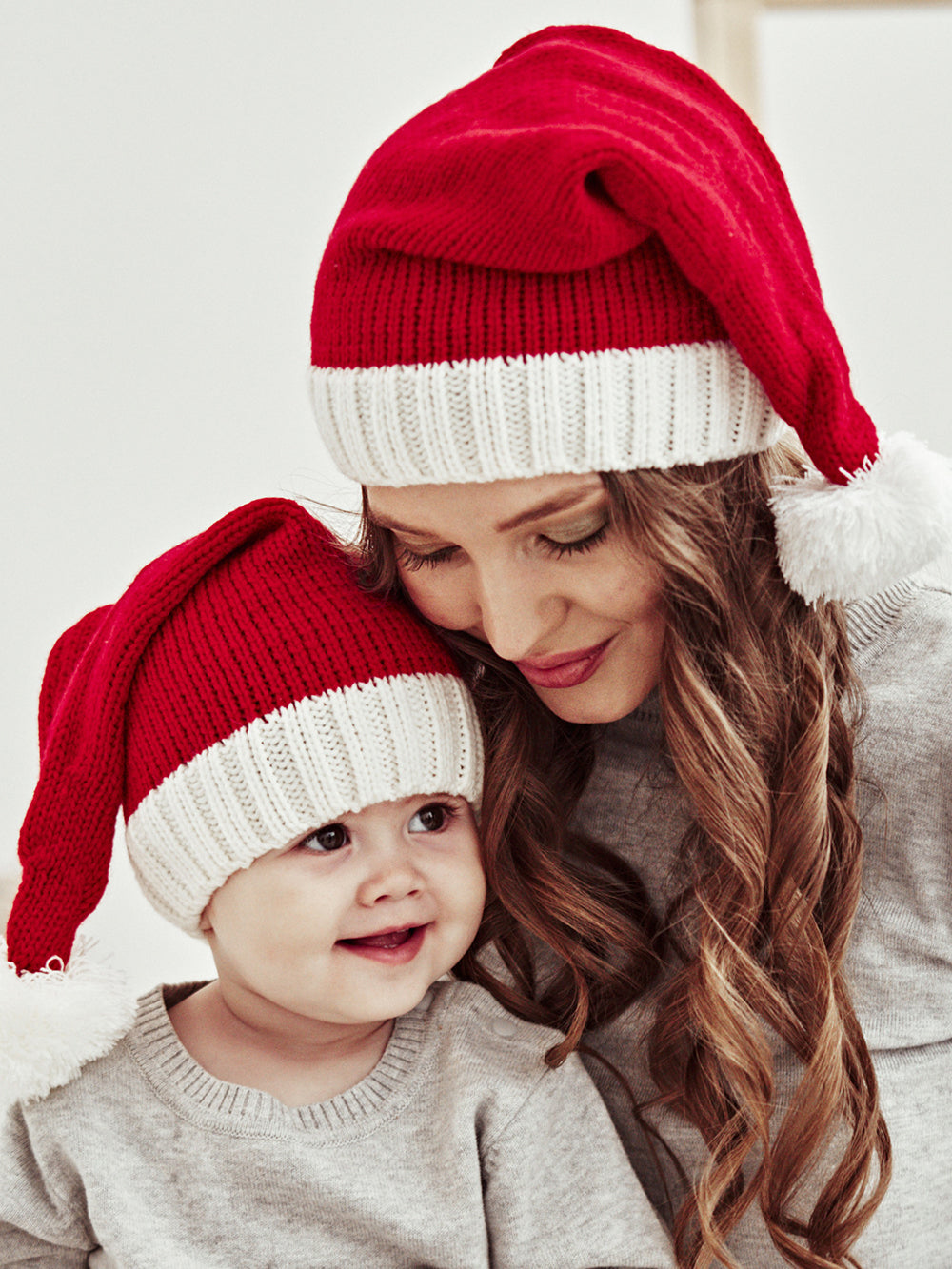 Świąteczna czapka z futrzaną kulką dla mamy i dziecka