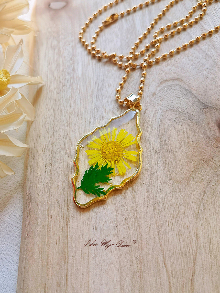 Sušený květ žluté aster náhrdelník
