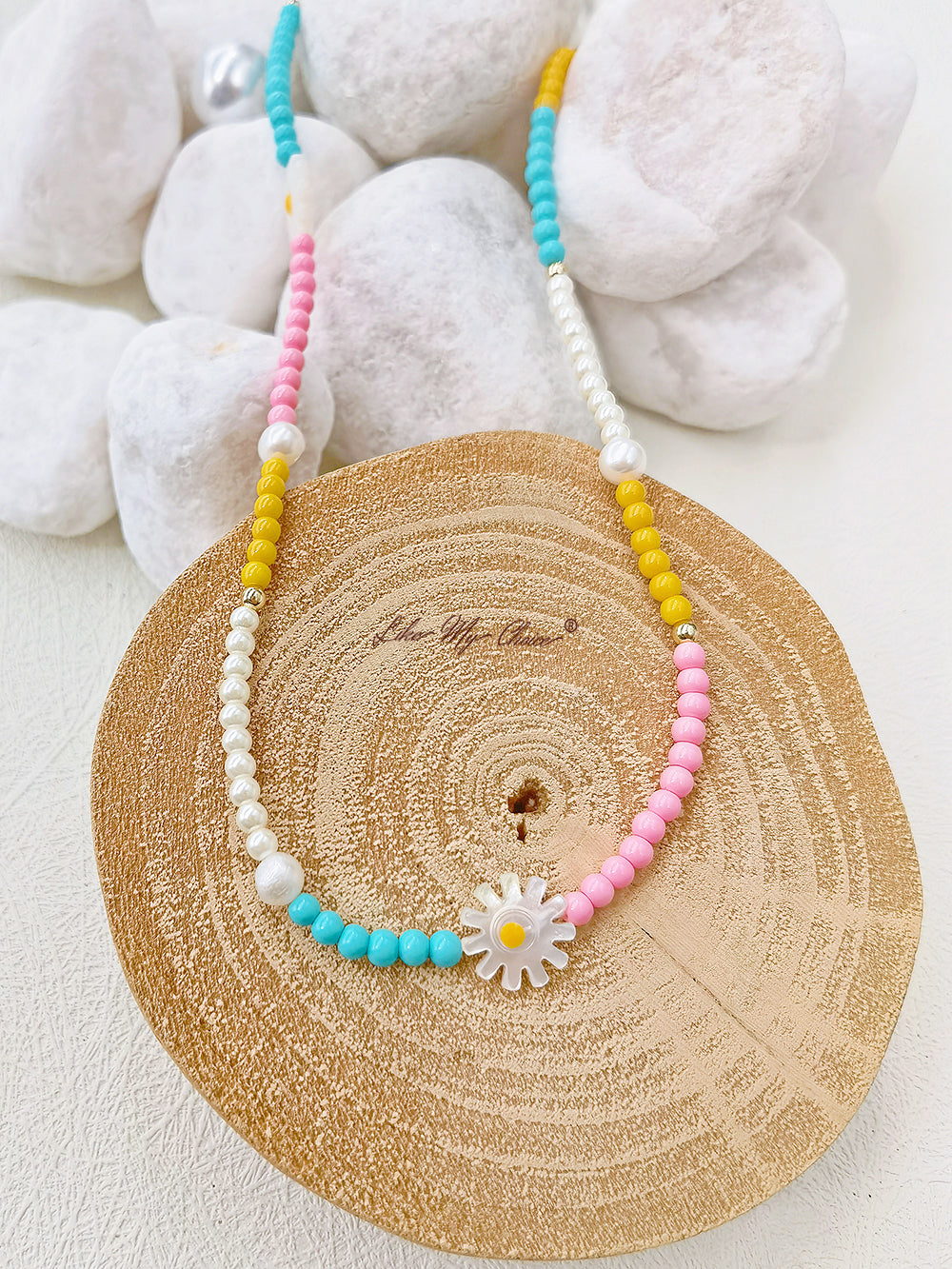 Ręcznie robiony naszyjnik z prawdziwych pereł z kolorowych koralików na lato