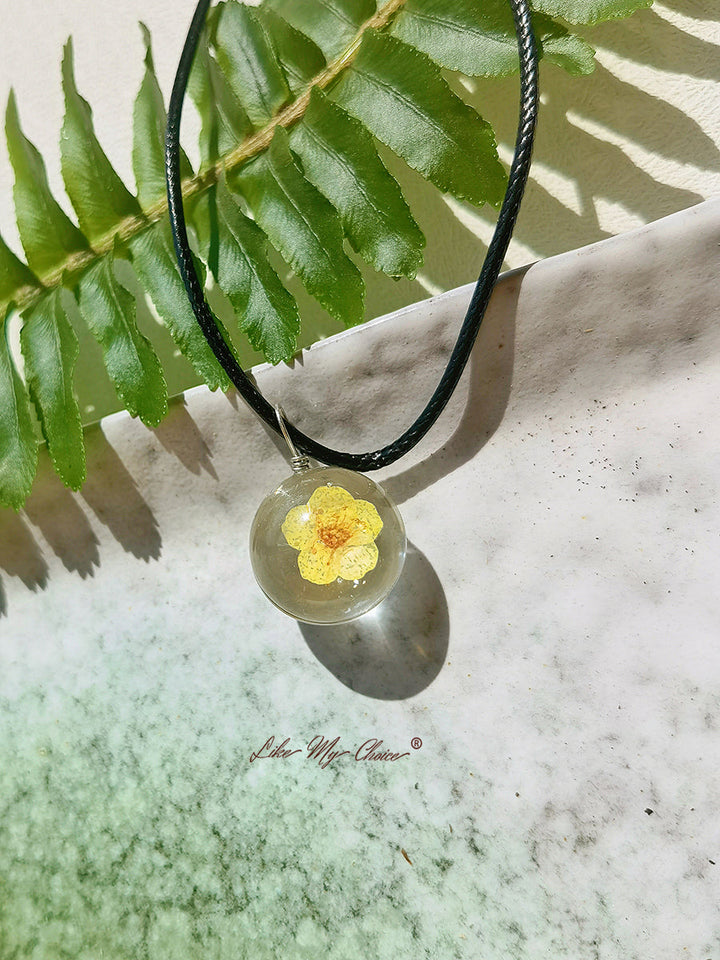 Collier pendentif rond pleine lune en fleurs de pêcher