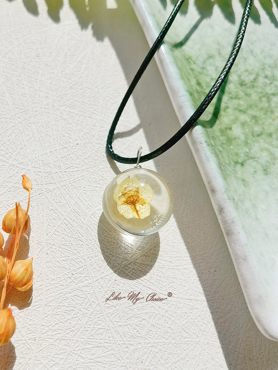 Collier pendentif rond pleine lune en fleurs de pêcher