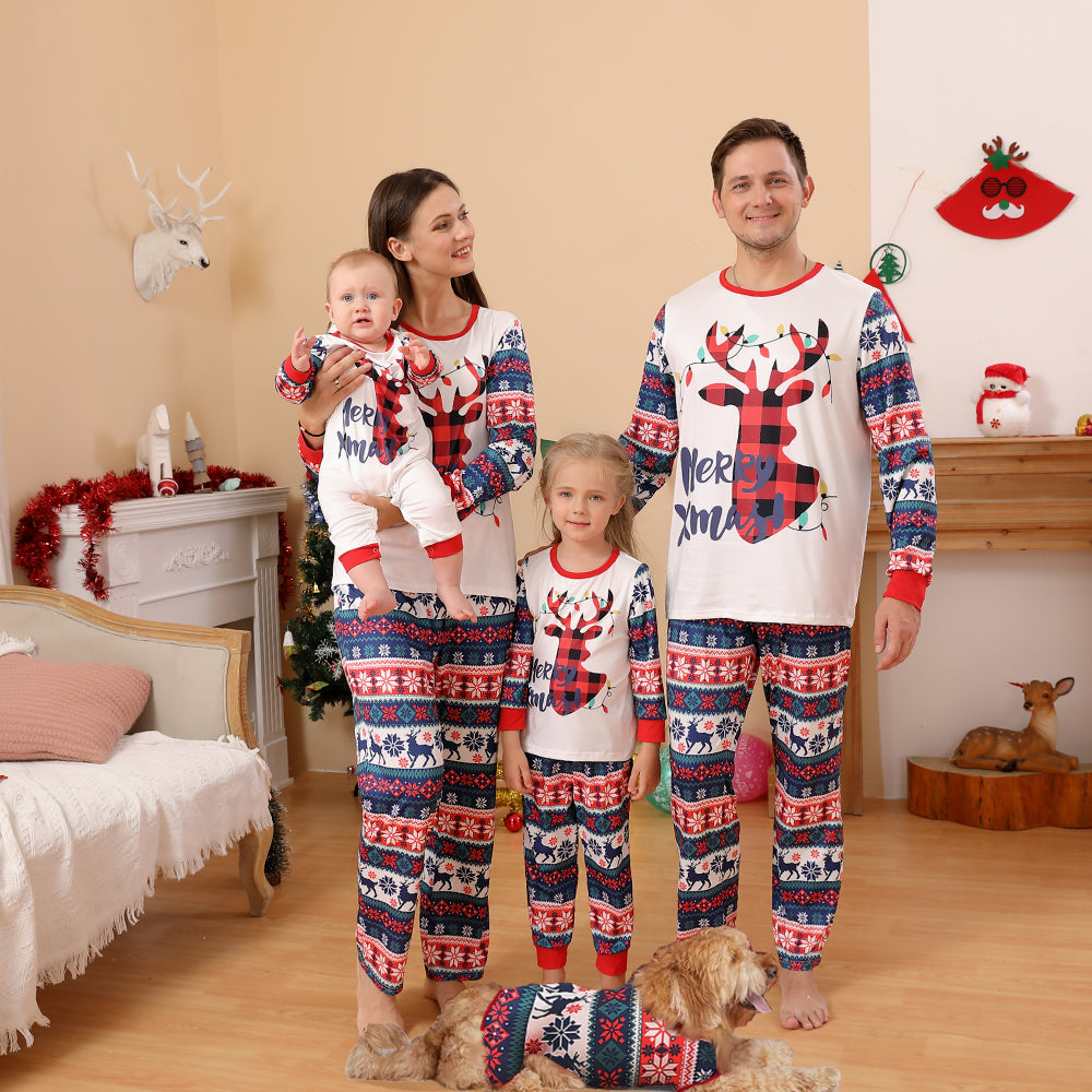 Matchende pyjamassæt til julehjortfamilien (med hundetøj)