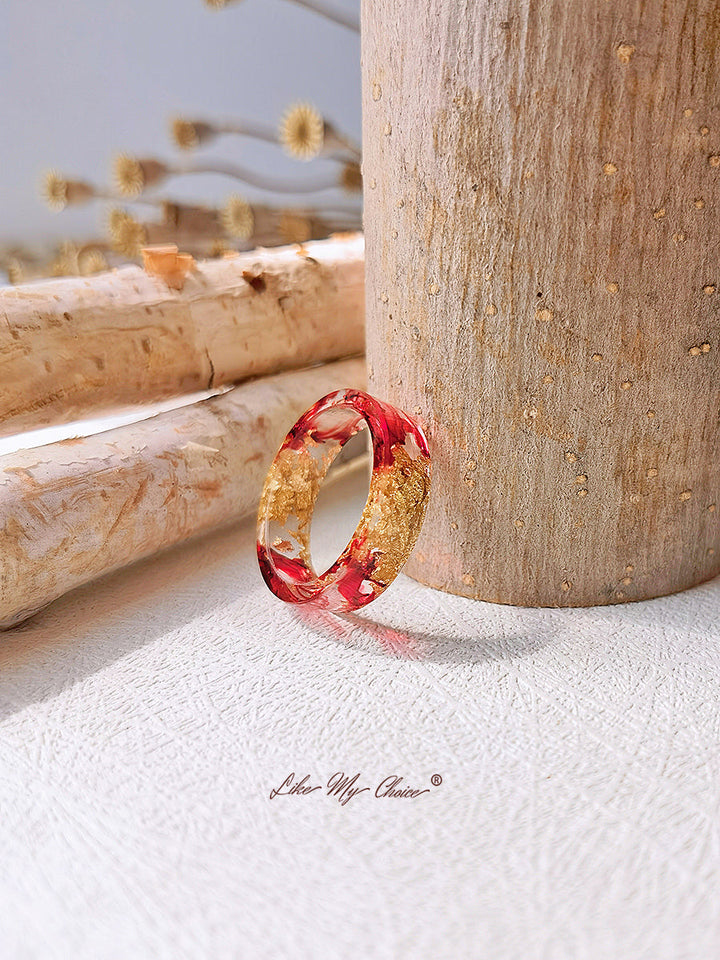Inel din rășină colorată din folie de aur din flori uscate realizat manual