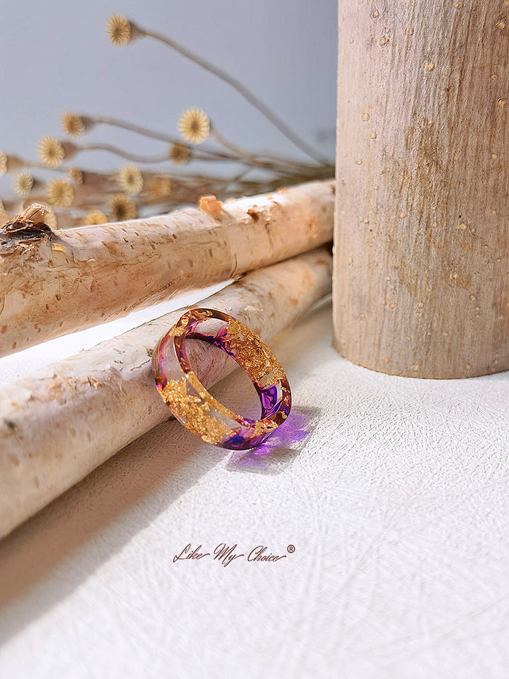 Inel din rășină colorată din folie de aur din flori uscate realizat manual