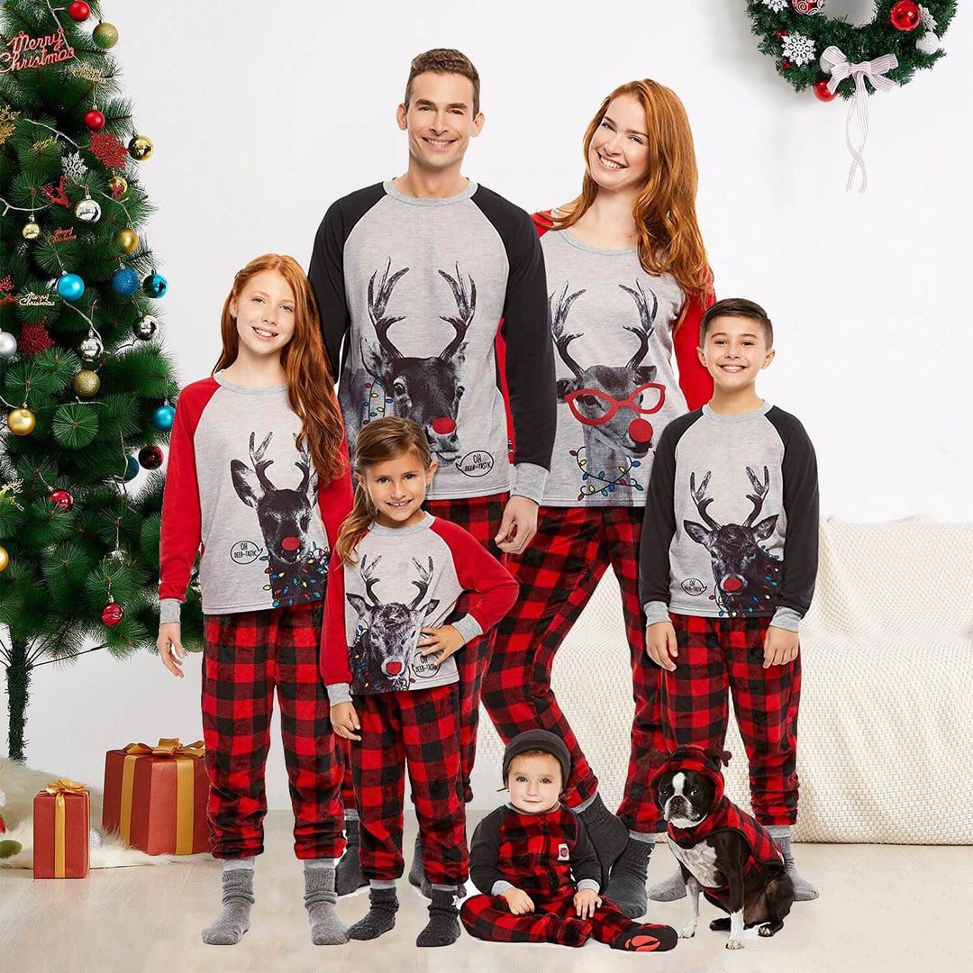 Familie bijpassende geruite kerstpyjama met hertenprint