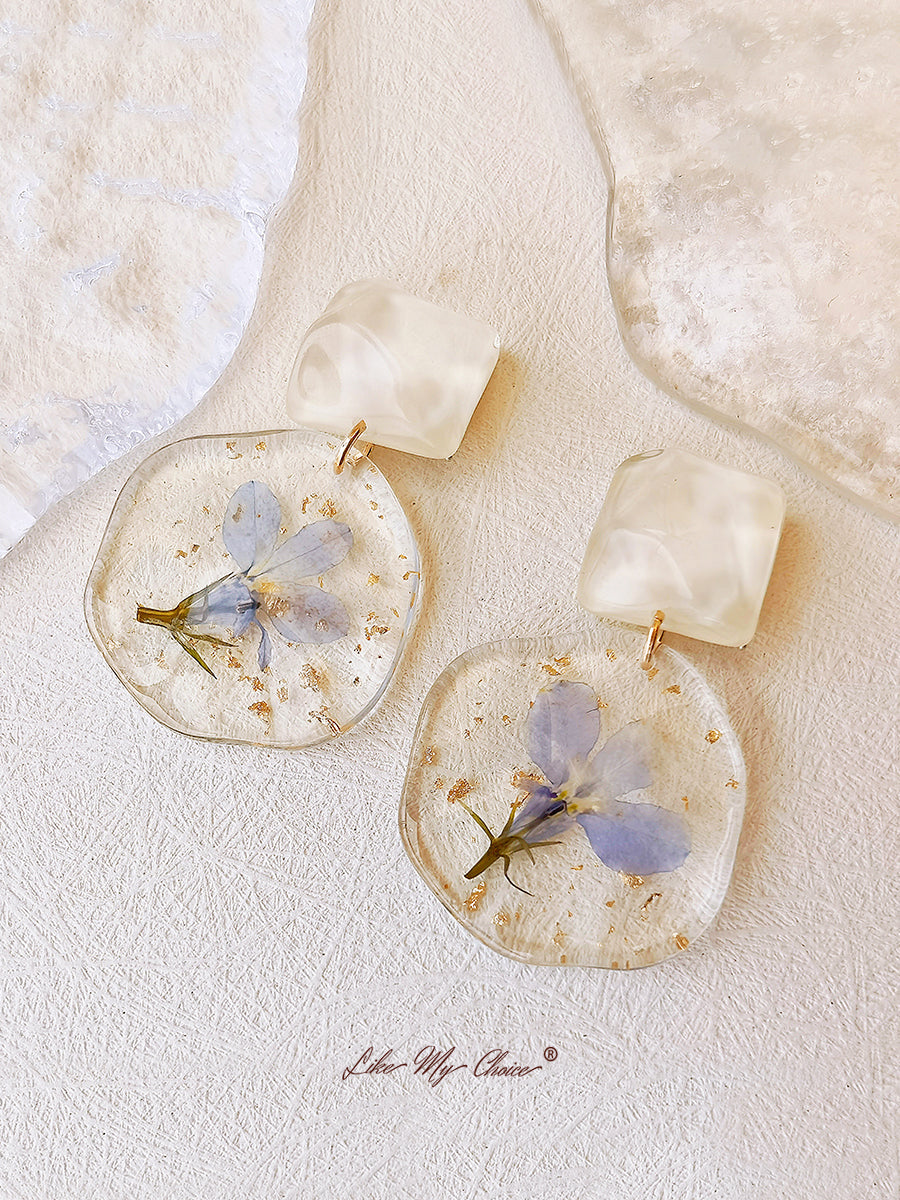 Brincos de flor prensada - epóxi vintage azul romântico