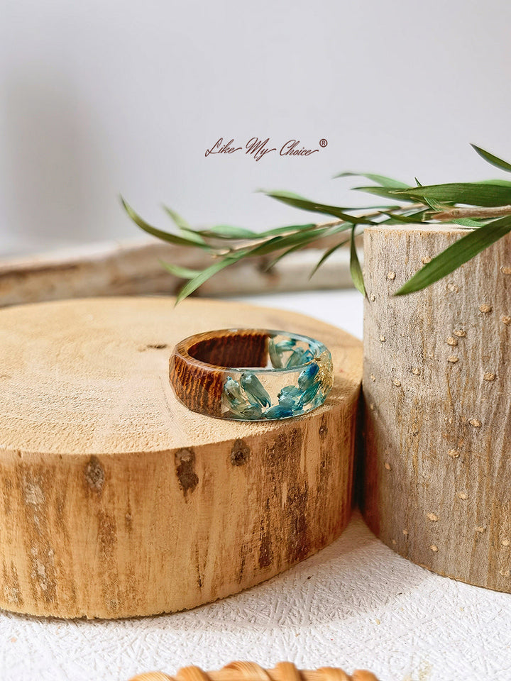 Ručně vyráběný pryskyřičný prsten vykládaný sušenými květinami-zlatá fólie modrá