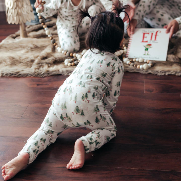 Conjuntos de pijamas familiares a juego con pequeño árbol de Navidad blanco (con pijama de perro mascota)