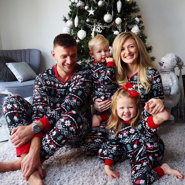 Leuke bijpassende pyjamasets met kerstman en sneeuwvlokprint
