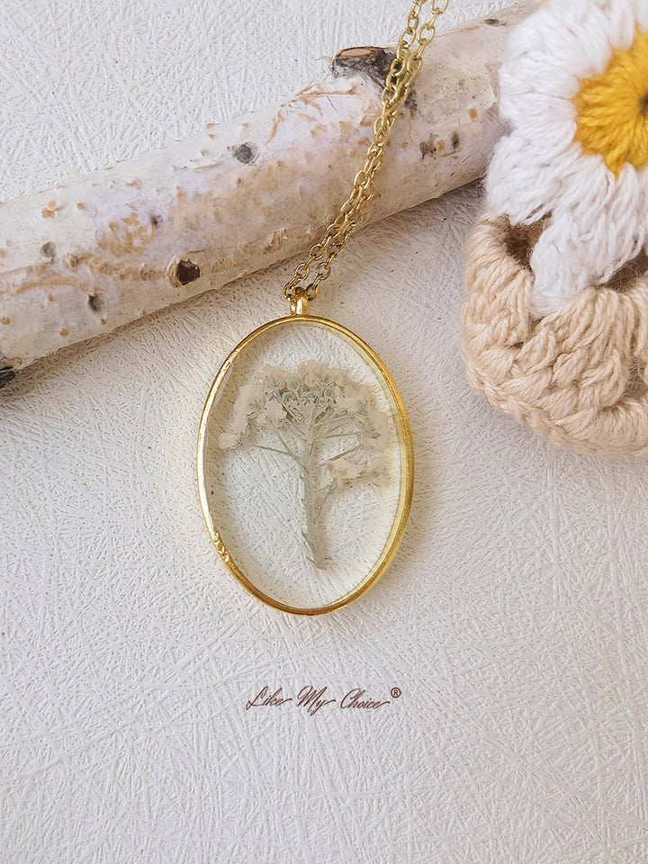 Náhrdelník s lisovanou květinou bílého miminka