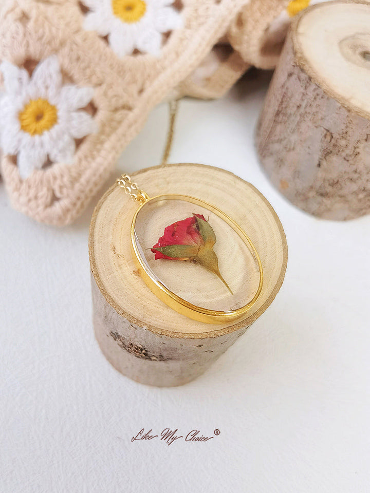 Colar de ouro delicado feito à mão com botão de rosa vermelha