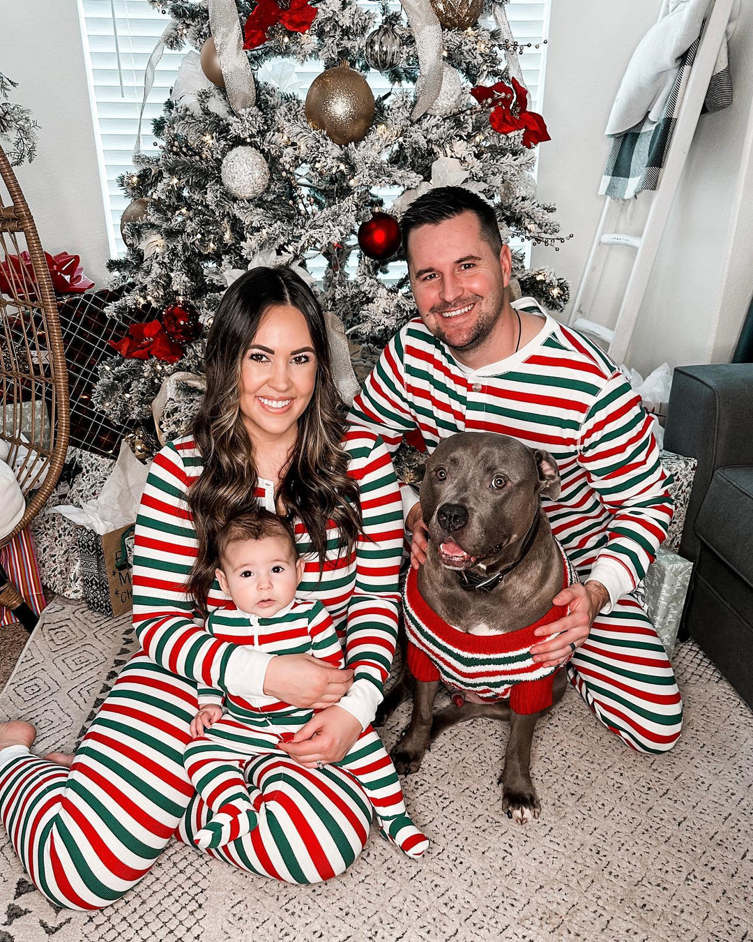 Groen rood en wit gestreepte familie bijpassende pyjamaset