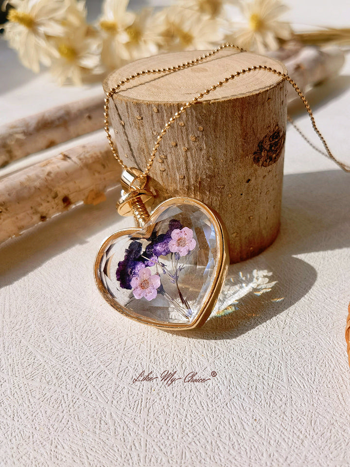 Náhrdelník s křišťálovým skleněným srdcem s levandulovými pomněnkovými květy