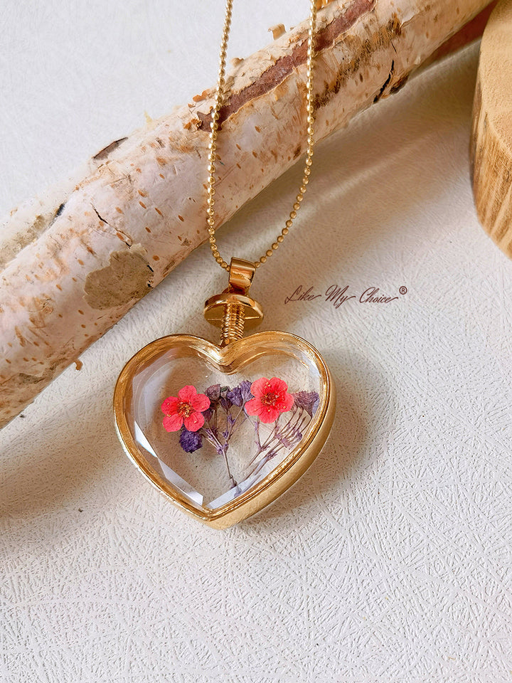 Náhrdelník s křišťálovým skleněným srdcem s levandulovými pomněnkovými květy