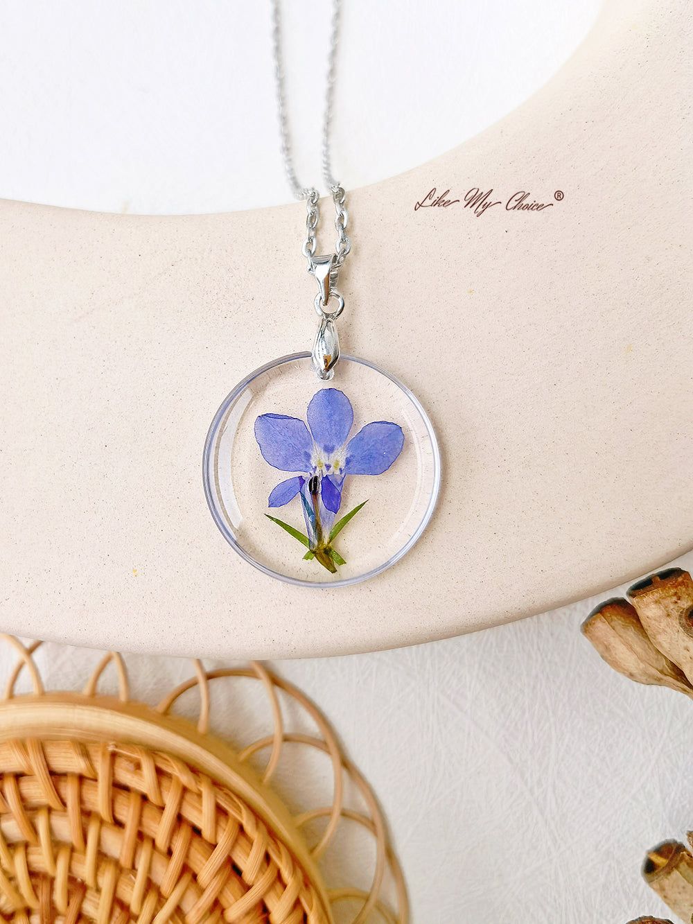 Collar romántico de resina de Lobelia con flor de nacimiento de febrero y primavera