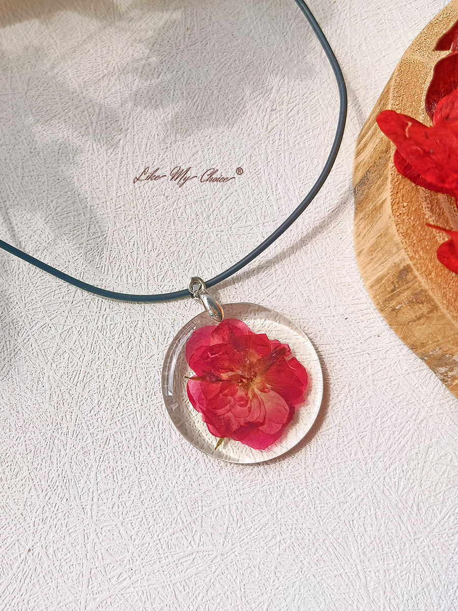 Pryskyřičný úplňkový náhrdelník s okvětními lístky růží