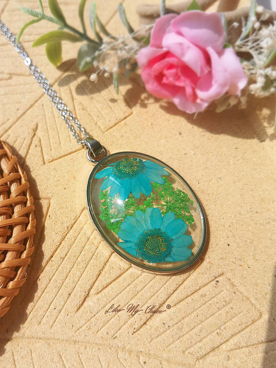 Resin Pendant Necklace With Queen Anne Lace Daisy Dried Flowers