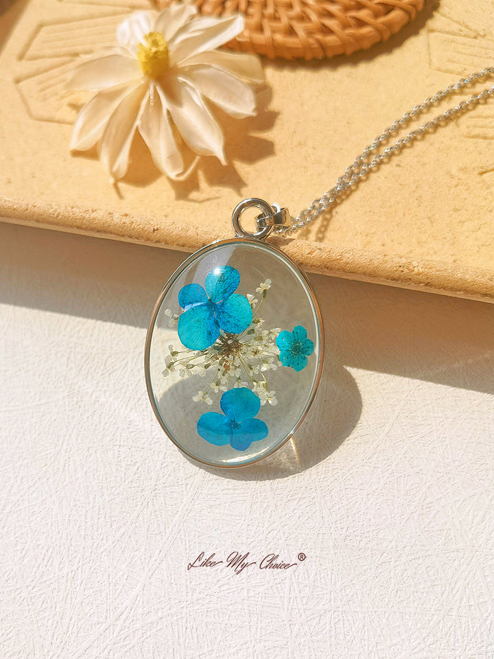 Naszyjnik z żywicy z niebieskimi suszonymi kwiatami hortensji