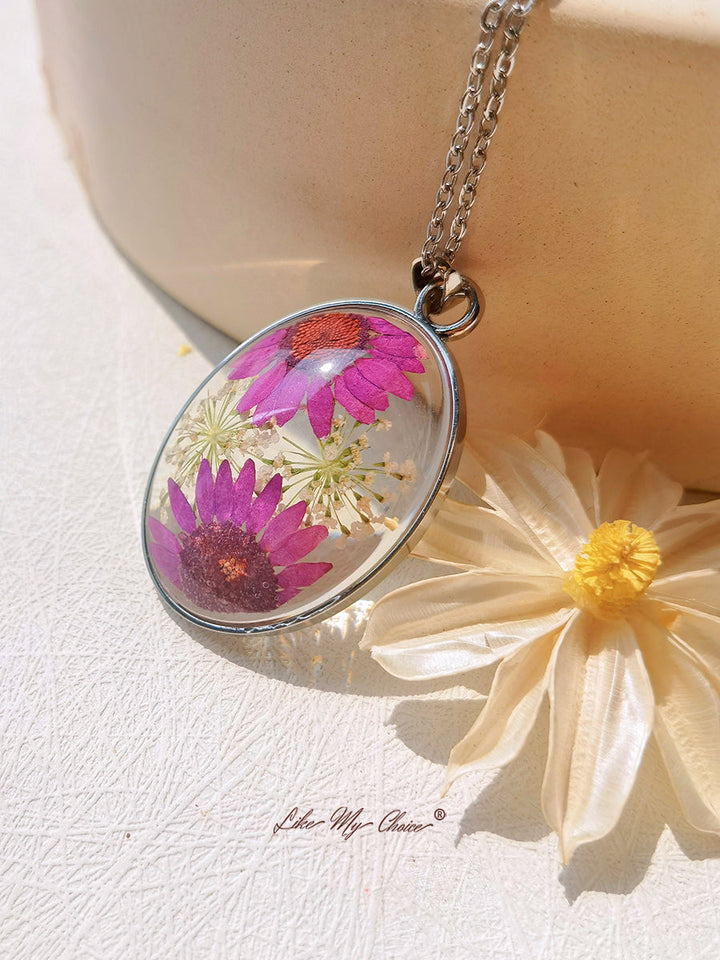 Resin Pendant Necklace With Queen Anne Lace Daisy Dried Flowers