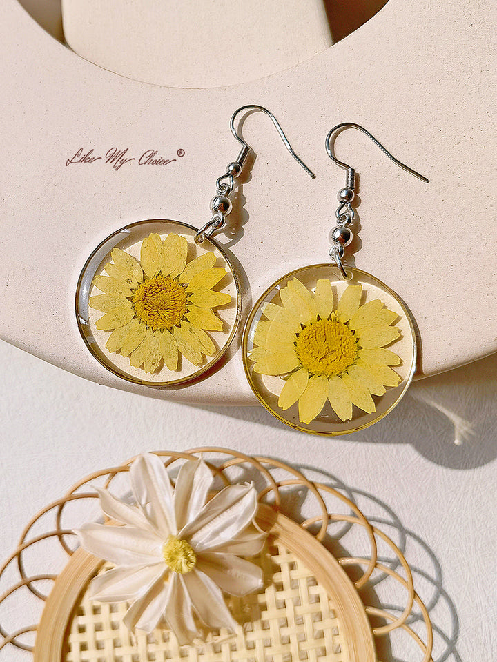 Resin Pendant Earring With Eternal Daisy Dried Flowers