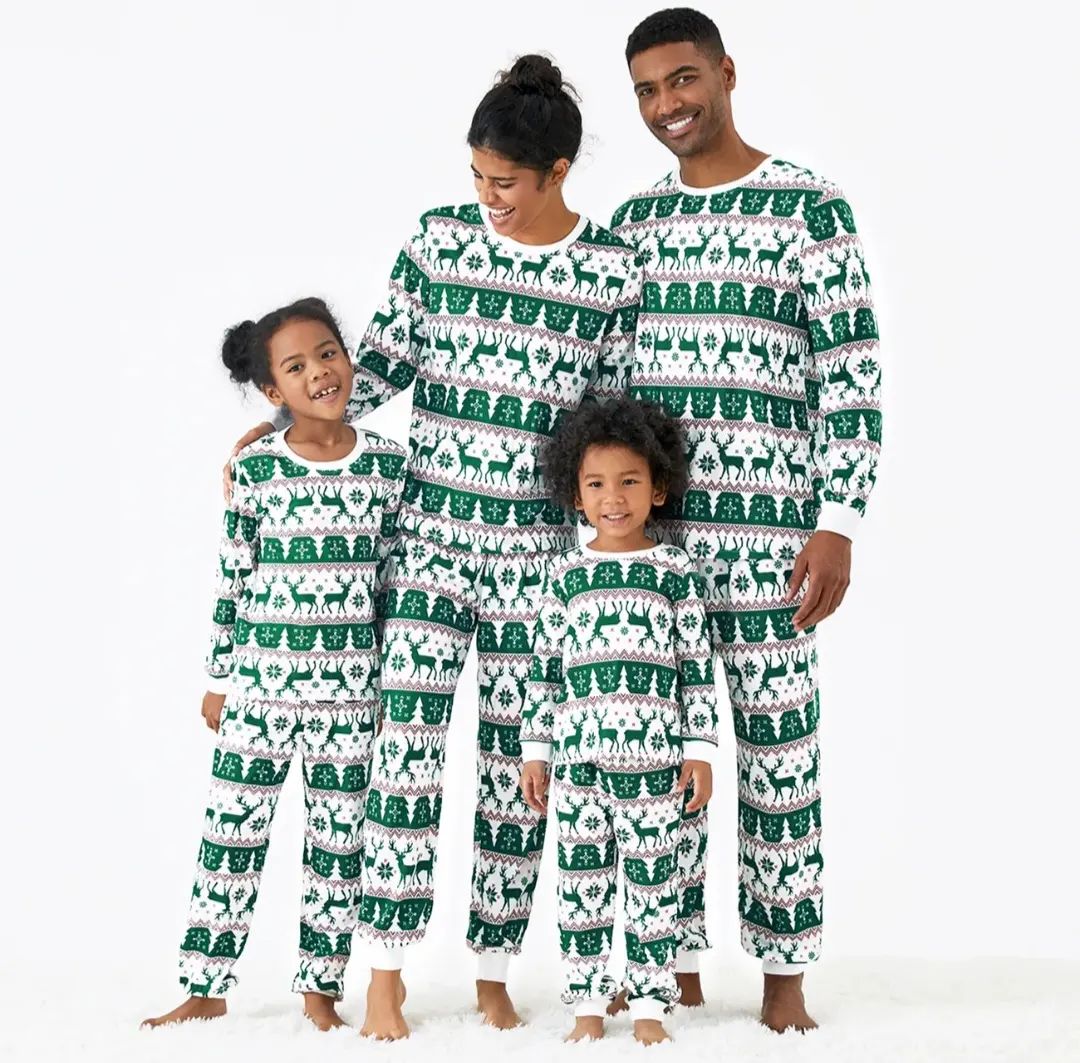 Passende Pyjama-Sets mit Weihnachtselchen in Grün