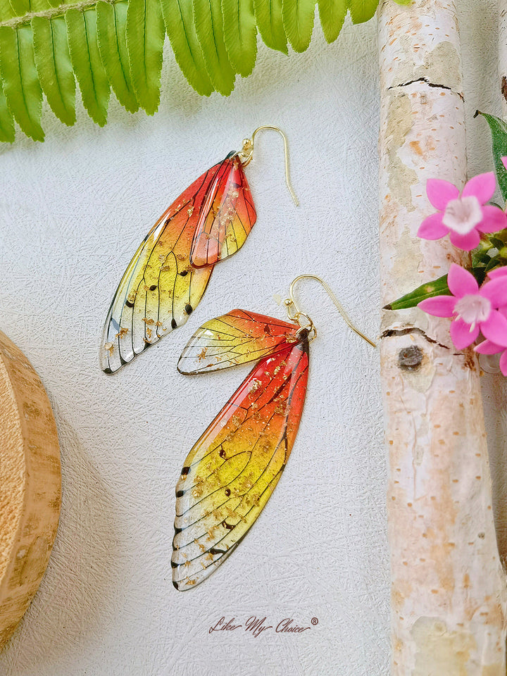 Pendiente de lámina dorada de cristal hecho a mano con ala de mariposa
