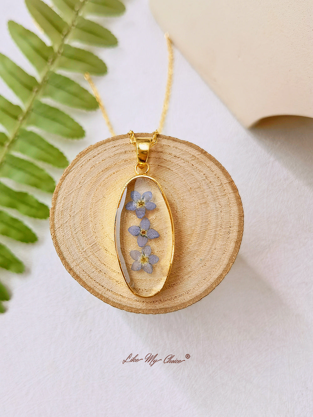 Forget Me Not Golden Oval Pendant Natural Resin Halsband