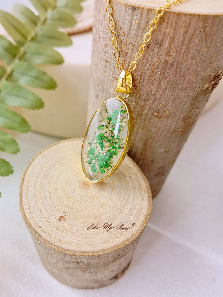 Mini Narcissus Golden Oval Pendant Natural Resin Halsband