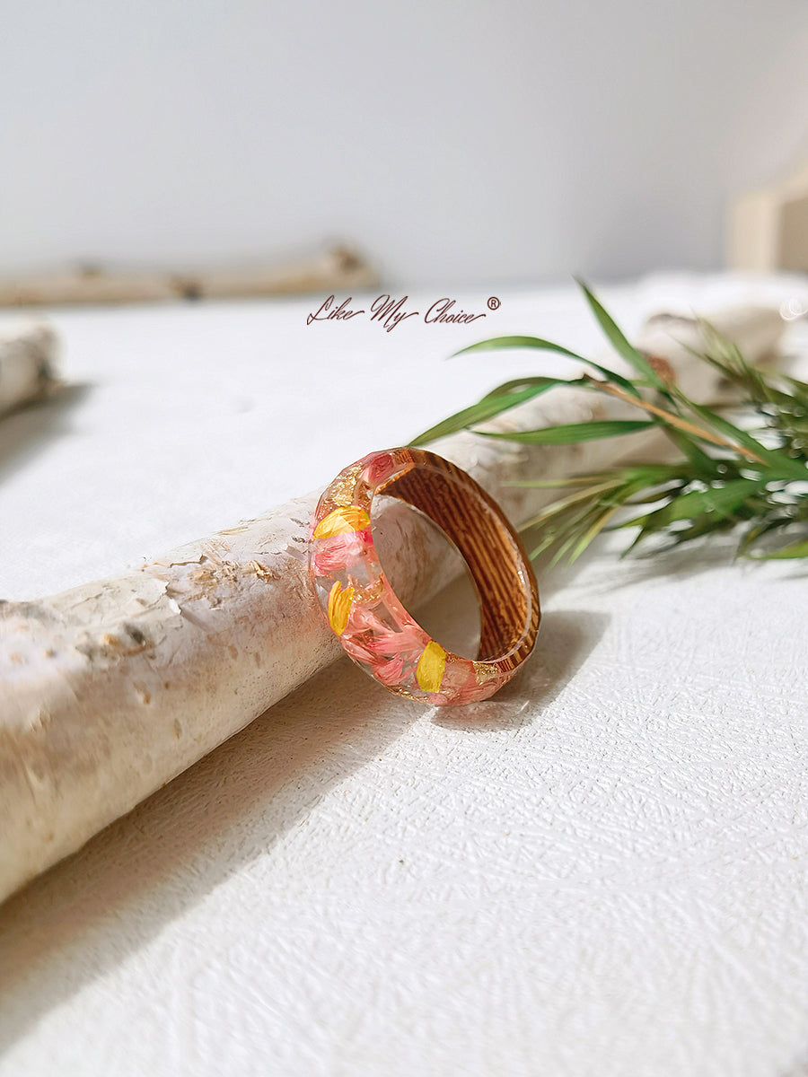 Handgefertigter Ring aus Harz mit Intarsien aus getrockneten Blumen – Goldfolie rot