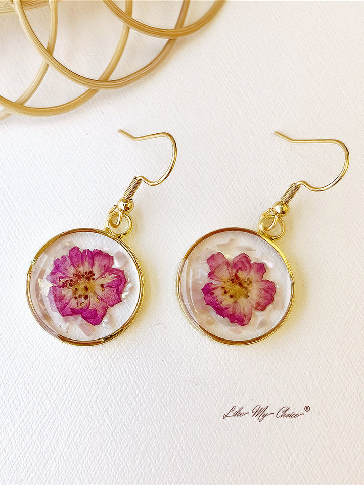 Kolczyki z prasowanymi kwiatami - fioletowe kwiaty ostróżki