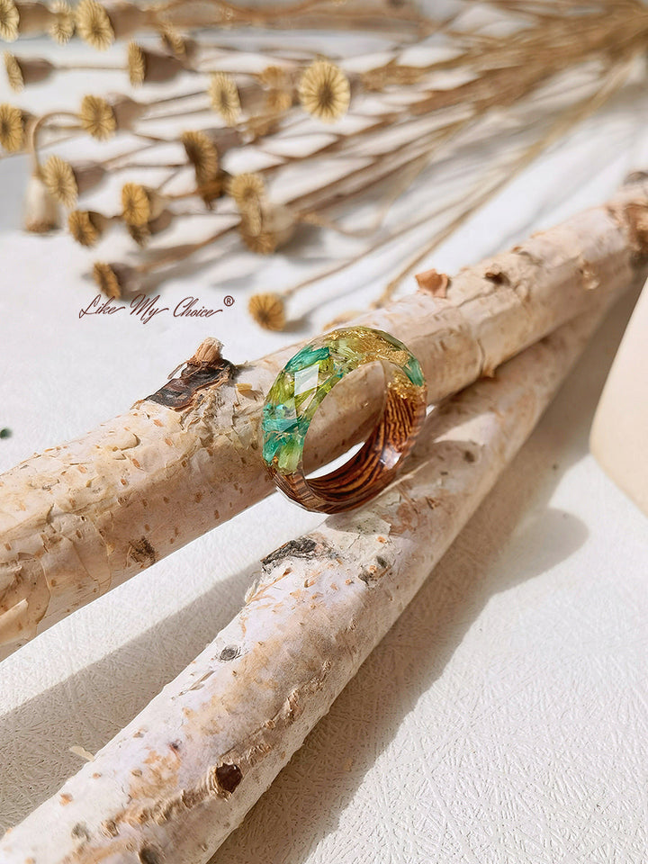 Inel de rășină cu incrustație de flori uscate lucrat manual - folie de aur verde