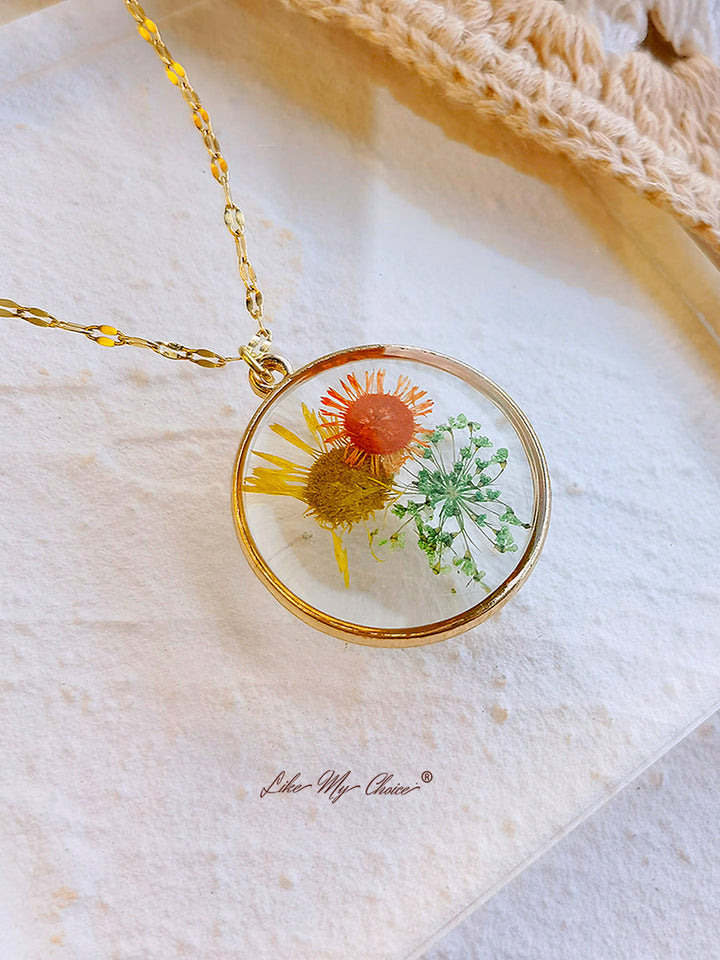 Halskette mit gepressten Blumen – Sonnenblumen-Gänseblümchen aus Kunstharz