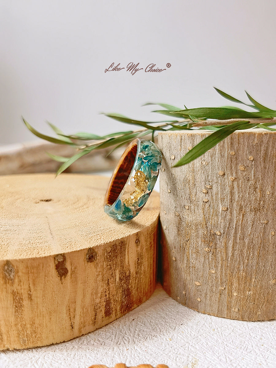 Ręcznie robiony pierścionek z suszonych kwiatów inkrustowany żywicą-złota folia niebieska