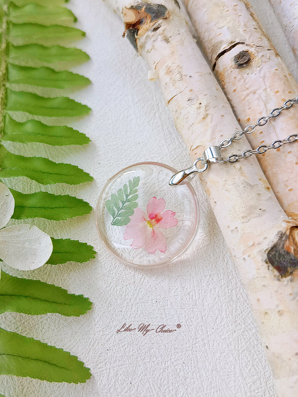 Halskette mit botanischem Anhänger aus natürlichem Farnmalvenharz mit gepressten Blumen