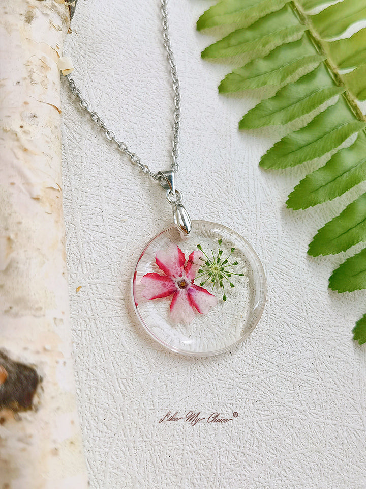 Collar de círculo con colgante botánico de flor de malva rosa de encaje Queen Anne