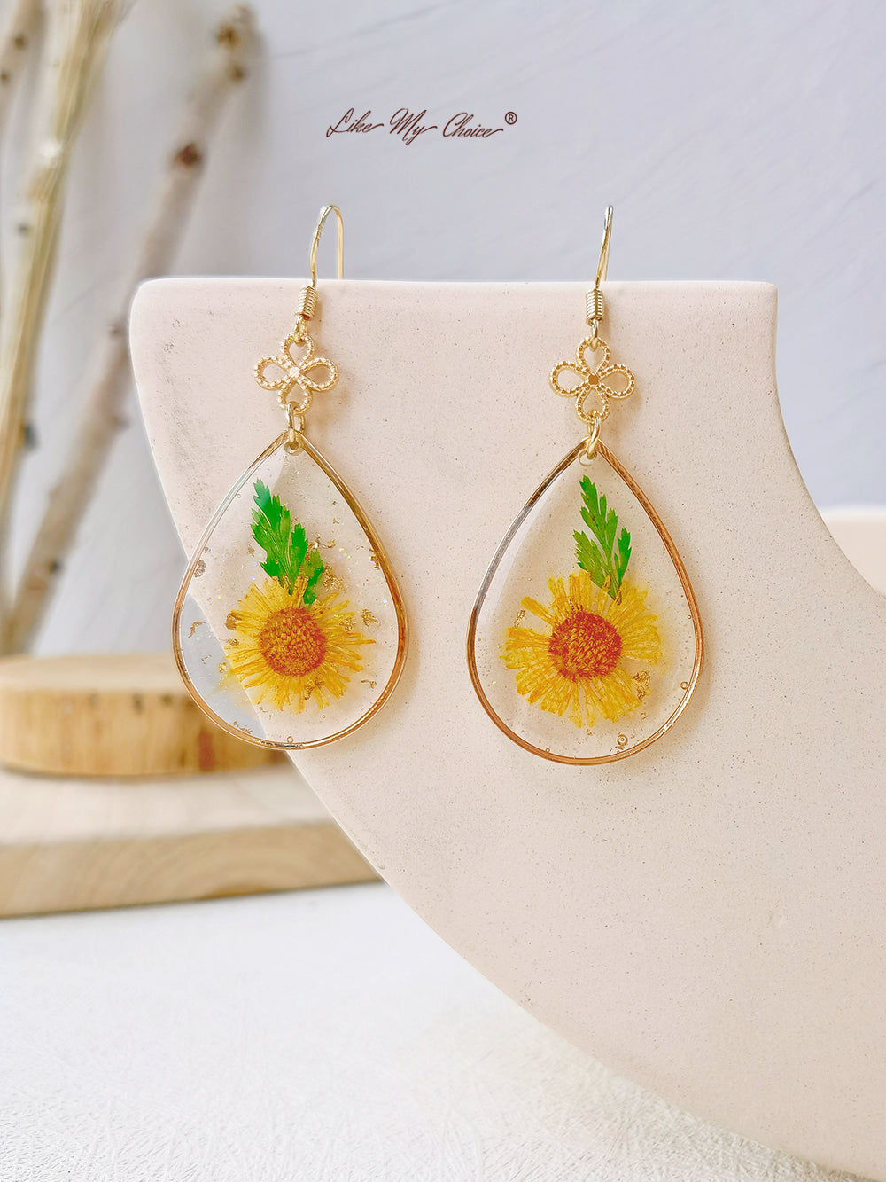 Ohrringe aus Sonnenblumen-Harz mit Perlen und Goldfolie