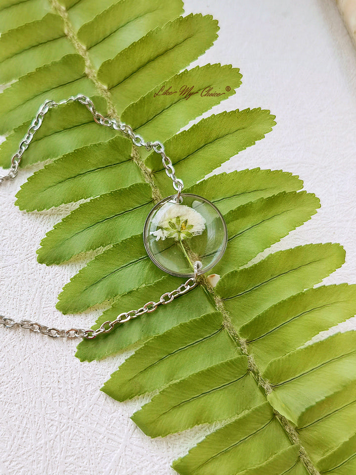 Rundes Armband aus weißem Cosmos Sulphureus-Harz mit gepresster Blume