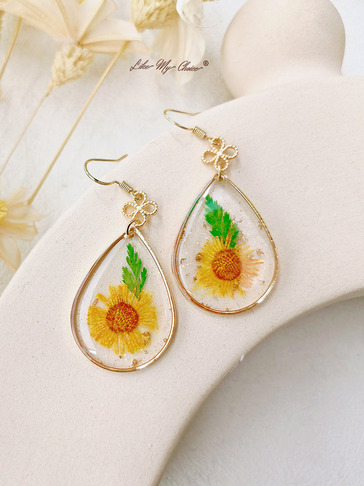 Ohrringe aus Sonnenblumen-Harz mit Perlen und Goldfolie