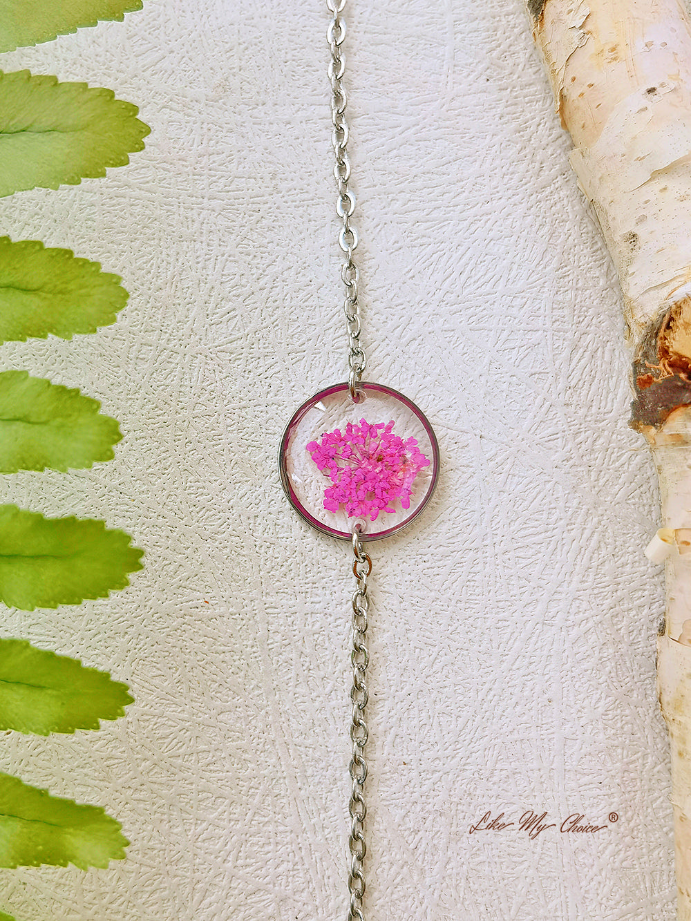 Ručně vyráběný kulatý náramek z lisované květinové pryskyřice z růžové krajky Queen Anne
