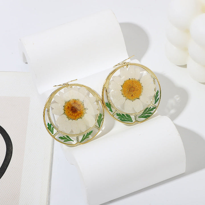 Cercei rotunzi cu crizantemă cu cristal alb epoxidic