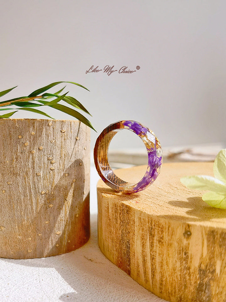 Ručně vyráběný pryskyřičný prsten vykládaný sušenými květinami-zlatá fólie fialová