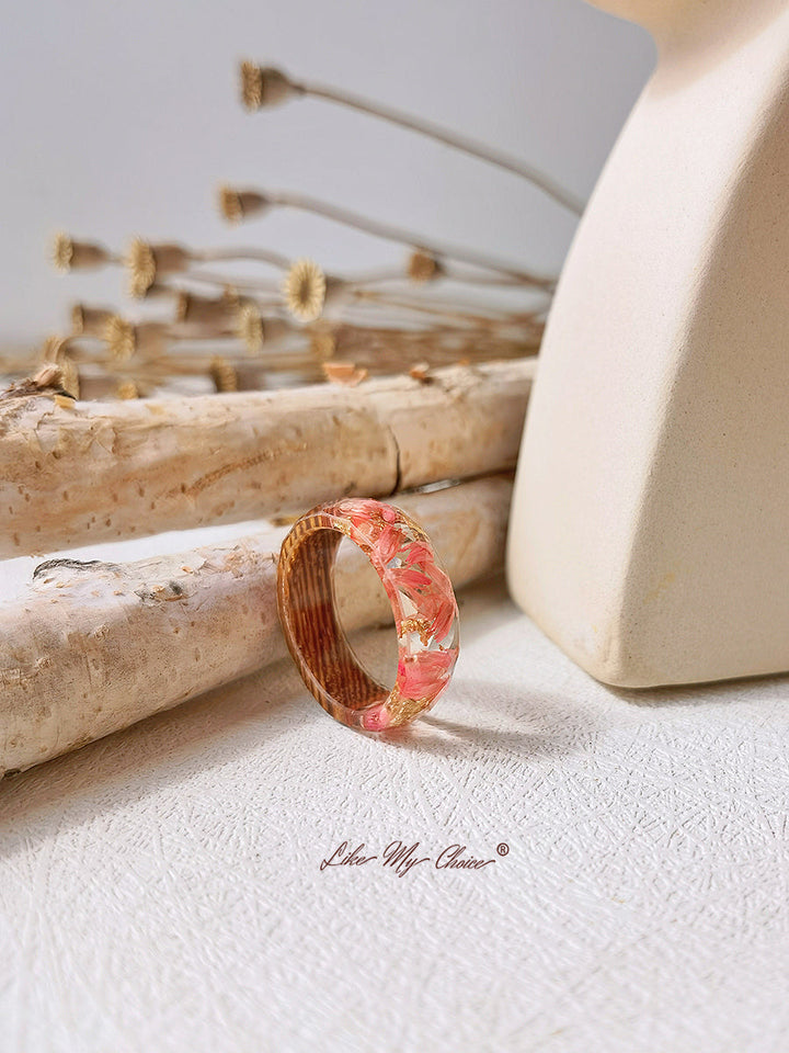Handgefertigter Ring aus Kunstharz mit Intarsien aus getrockneten Blumen – Goldfolie