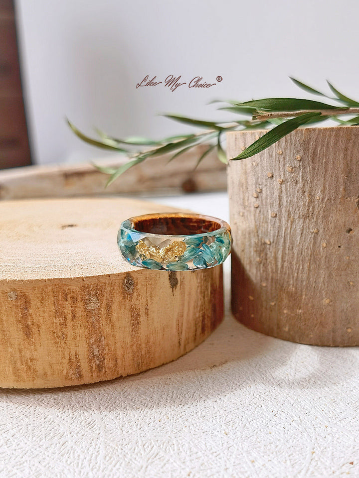 Handgefertigter Ring aus Kunstharz mit Intarsien aus getrockneten Blumen – Goldfolie blau