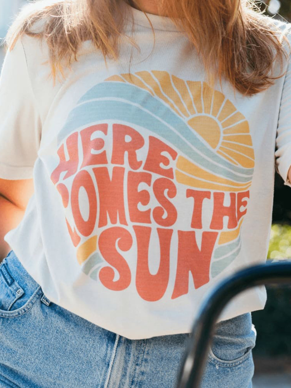 Hier kommt das Sun-Grafik-T-Shirt