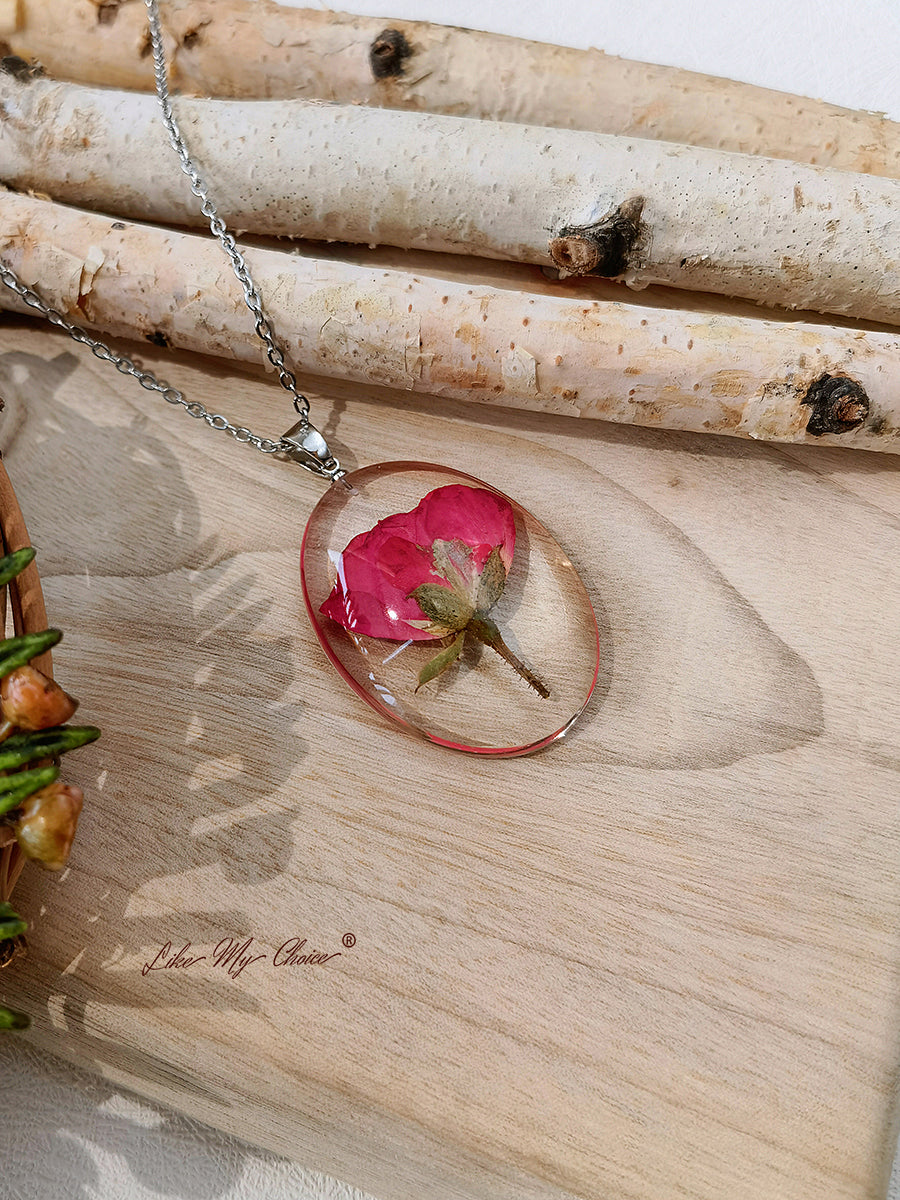 Halskette mit gepressten Blumen – Rosenharz