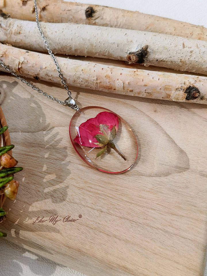 Naszyjnik z prasowanego kwiatu - różana żywica