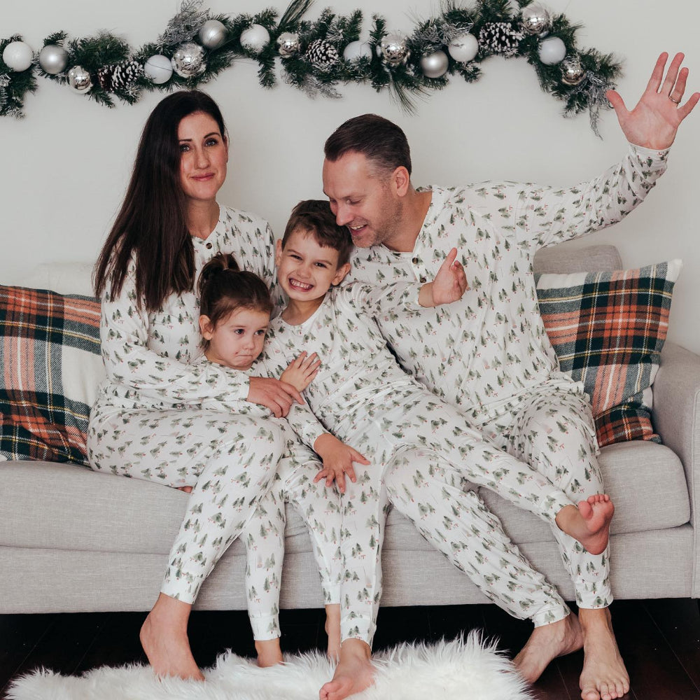 흰색 작은 크리스마스 트리 가족과 어울리는 잠옷 세트(애완견 파자마 포함)