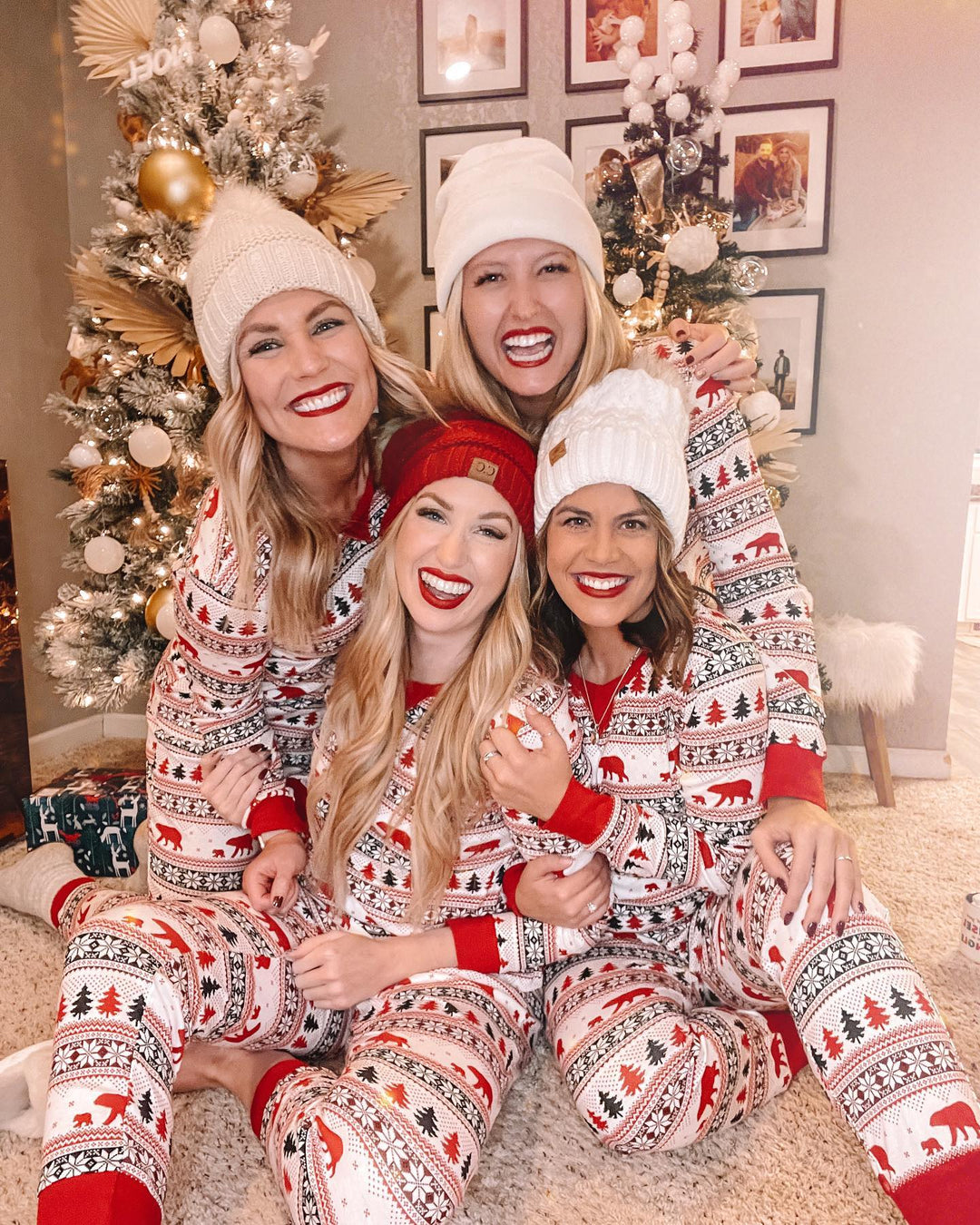 Suloinen joulukuusi- ja karhukuvioinen perheeseen sopiva pyjamasetti